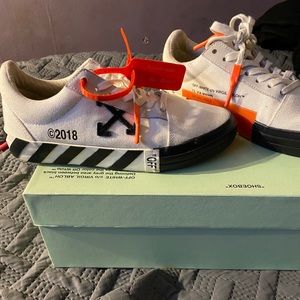 Off-whits sneakers